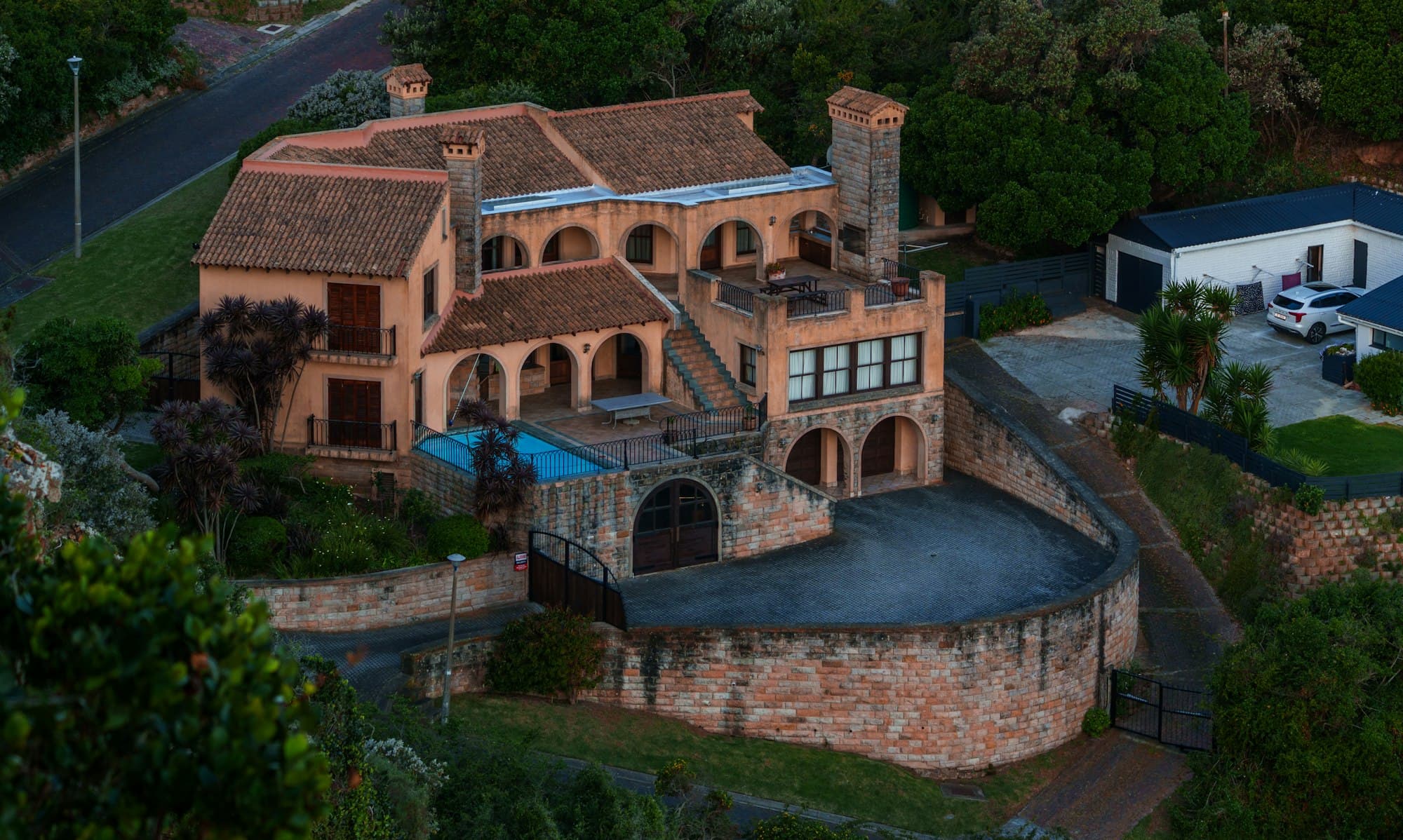 The estate and its courtyard at dusk